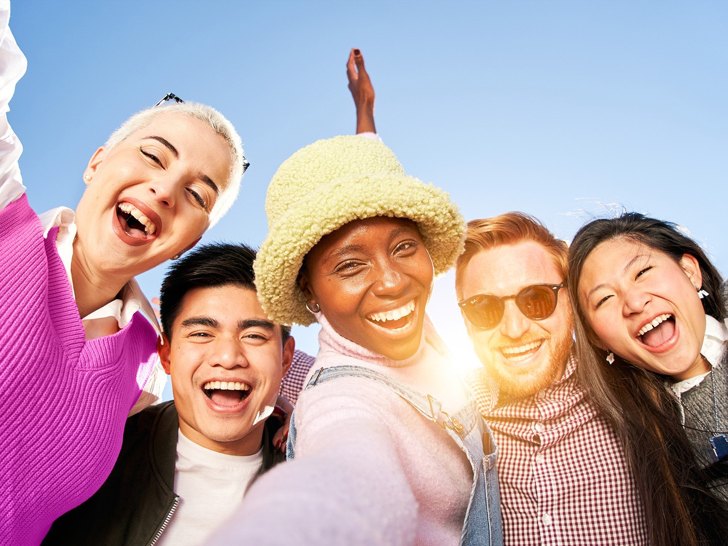 groupe de personnes souriantes
